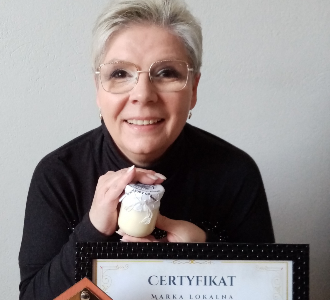 Producent sera wraz ze swoim produktem, certyfikatem Marki lokalnej prosto z serca przyznanym przez Powiat Piotrkowski oraz statuetką z napisem powiat Piotrkowski prosto z serca. Produkt Ziemi Piotrkowskiej.