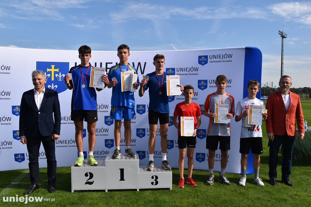 Wiktor Kowalewski na podium sportowej imprezy