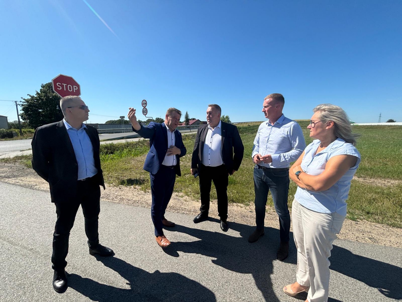 Samorządowcy na drodze powiatowej