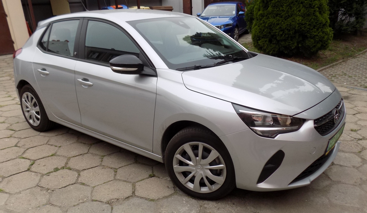 Srebrne auto stoi na parkingu