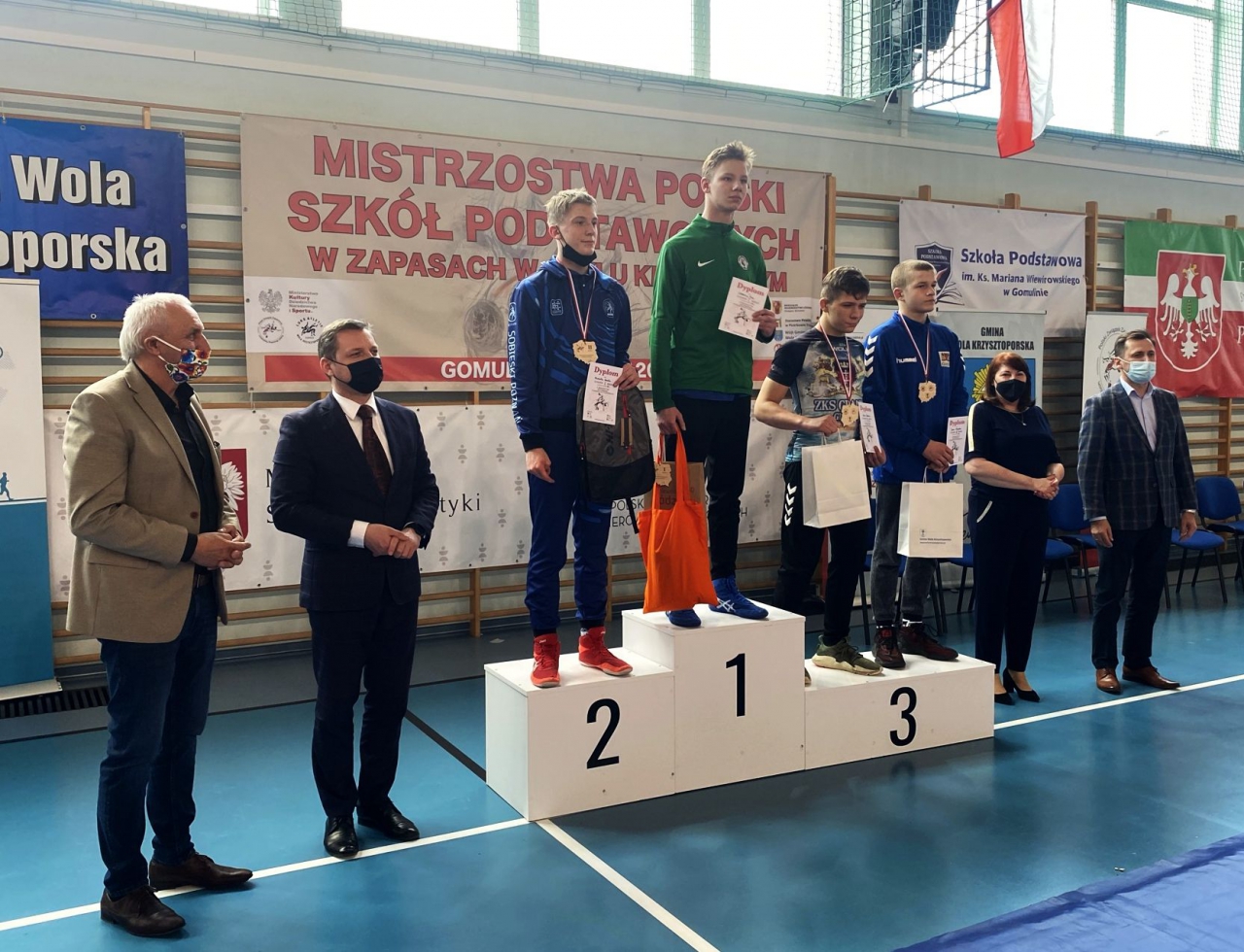 Na podium stoją zwycięzcy Mistrzostw w zapasach