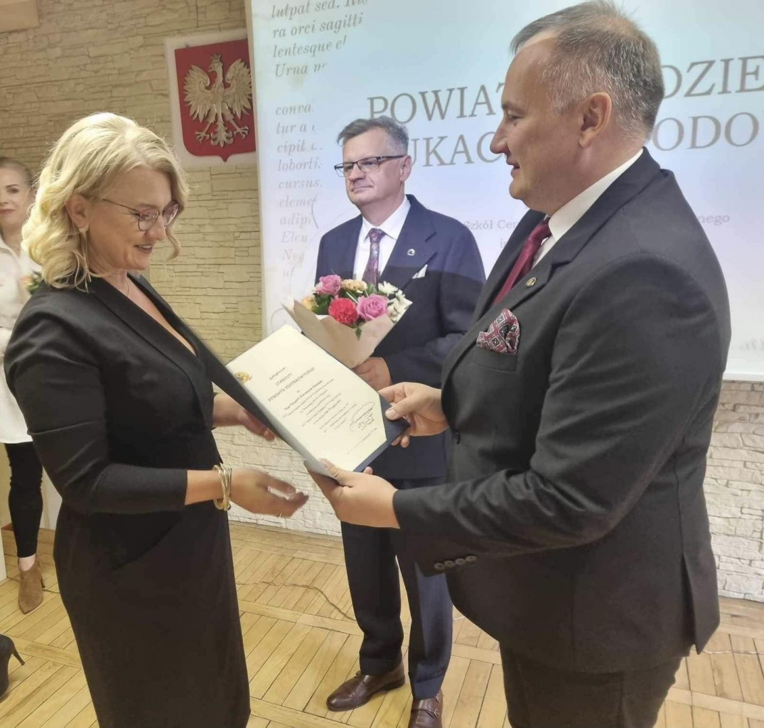 Starosta wręcza nagrodę dyrektorowi szkoły w Bujnach