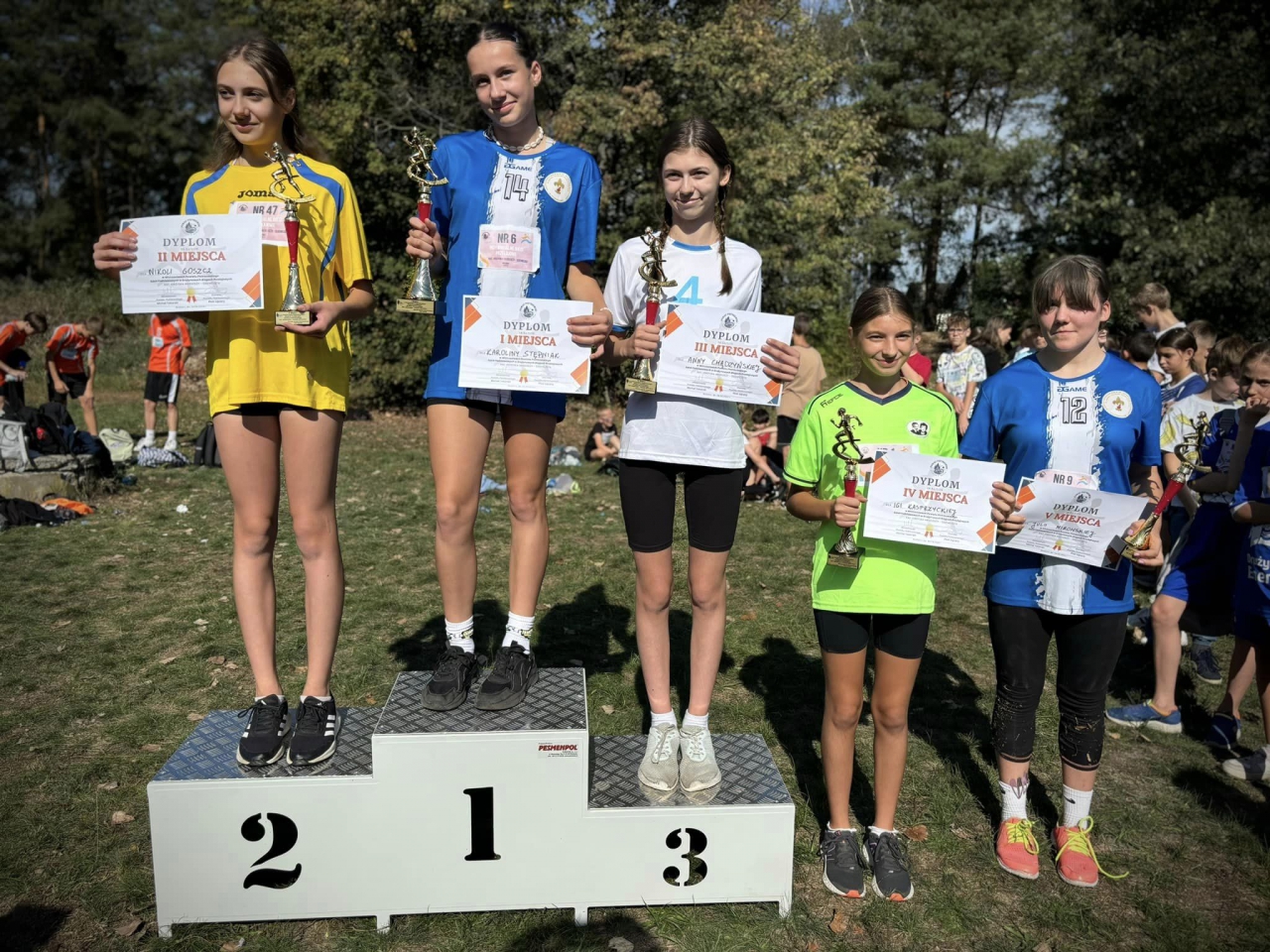 Zwycięzcy biegów przełajowych na podium