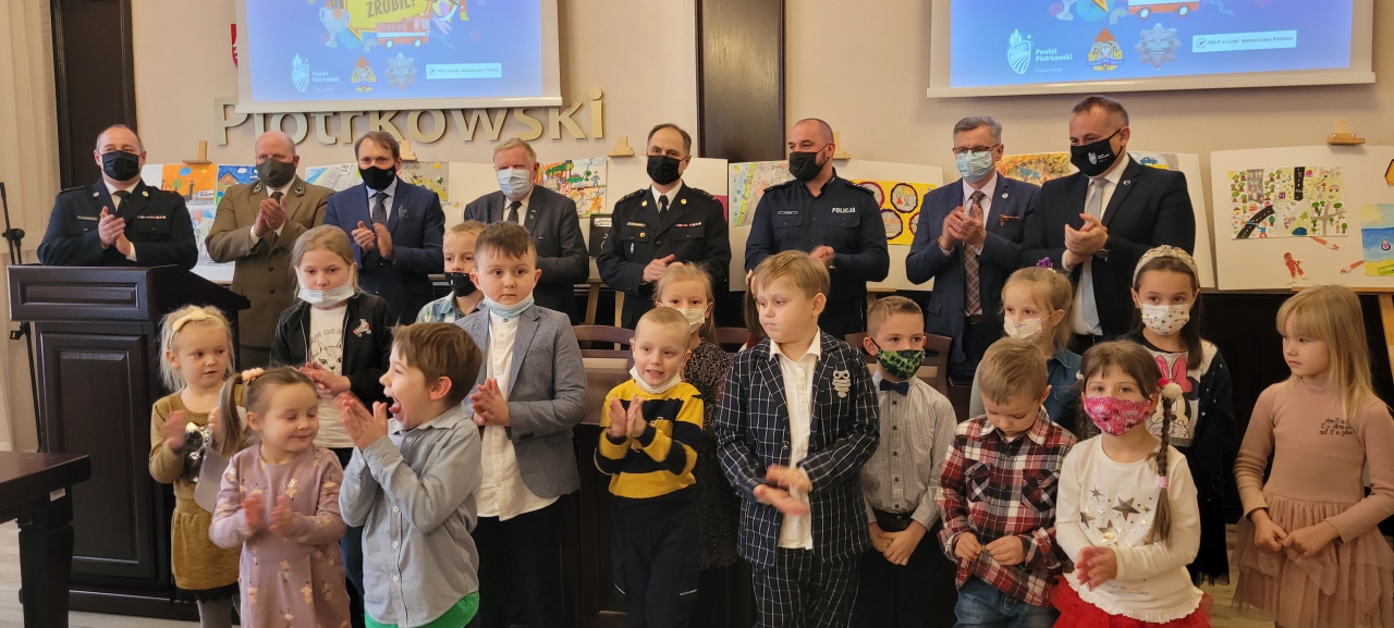 Laureaci konkursu plastycznego wraz z organizatorami Konkursu i zaproszonymi gośćmi
