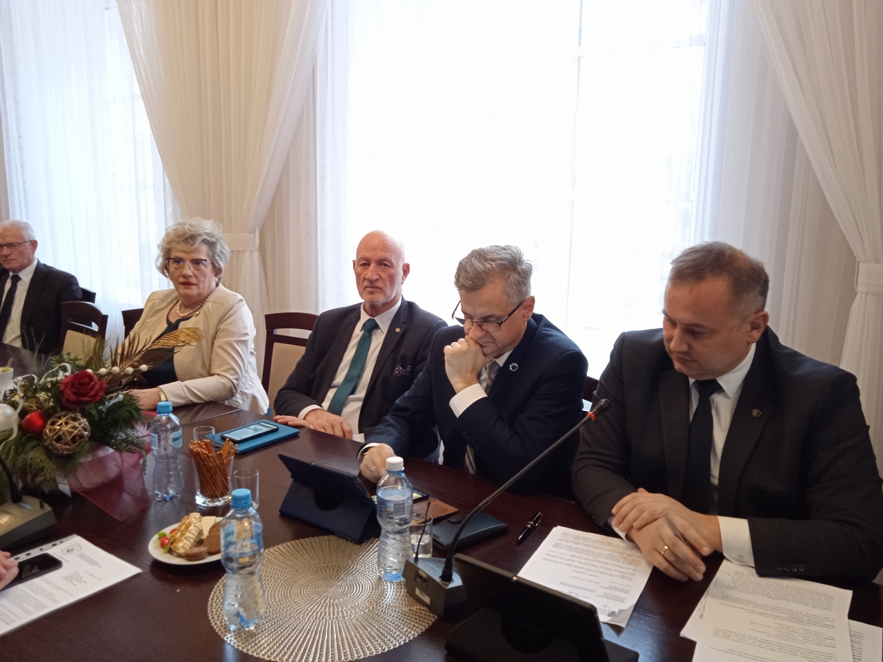 Starosta Piotr Wojtysiak oraz Członkowie Zarządu znajdują się w sali konferencyjnej Starostwa podczas Sesji.