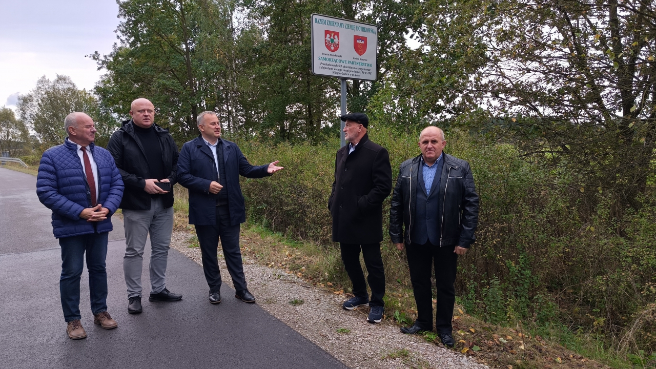 Samorządowcy na drodze powiatowej w Milejowie