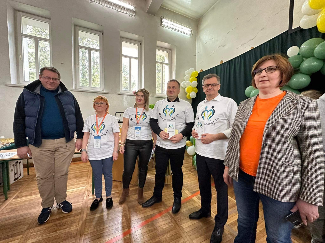 Przedstawiciele Powiatu stoją z uczestnikami wydarzenia