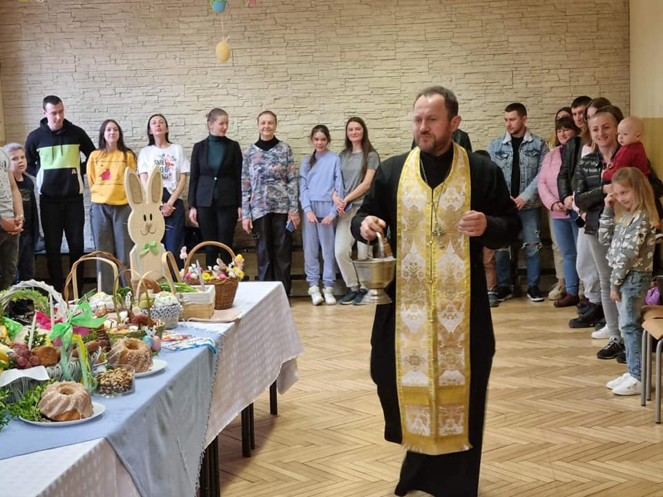 Ks. Jan Jakimiuk święci pokarmy z okazji Wielkiej Soboty w czarnocińskim internacie