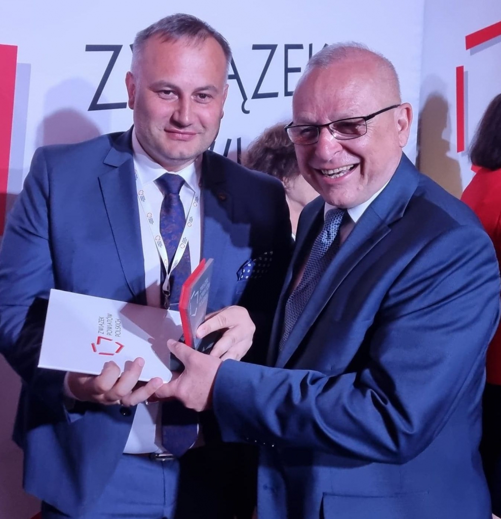 Starosta Wojtysiak odbiera statuetkę z rąk przewodniczącego Związku Powiatów Polskich