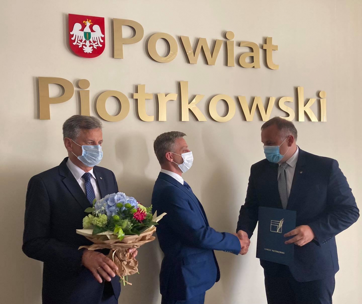 Starosta Powiatu Piotr wojtysiak wręcza akt powierzenia obowiązków dyrektora Maciejowi Stachaczykowi w obecności Wicestarosty Dariusza Magacza