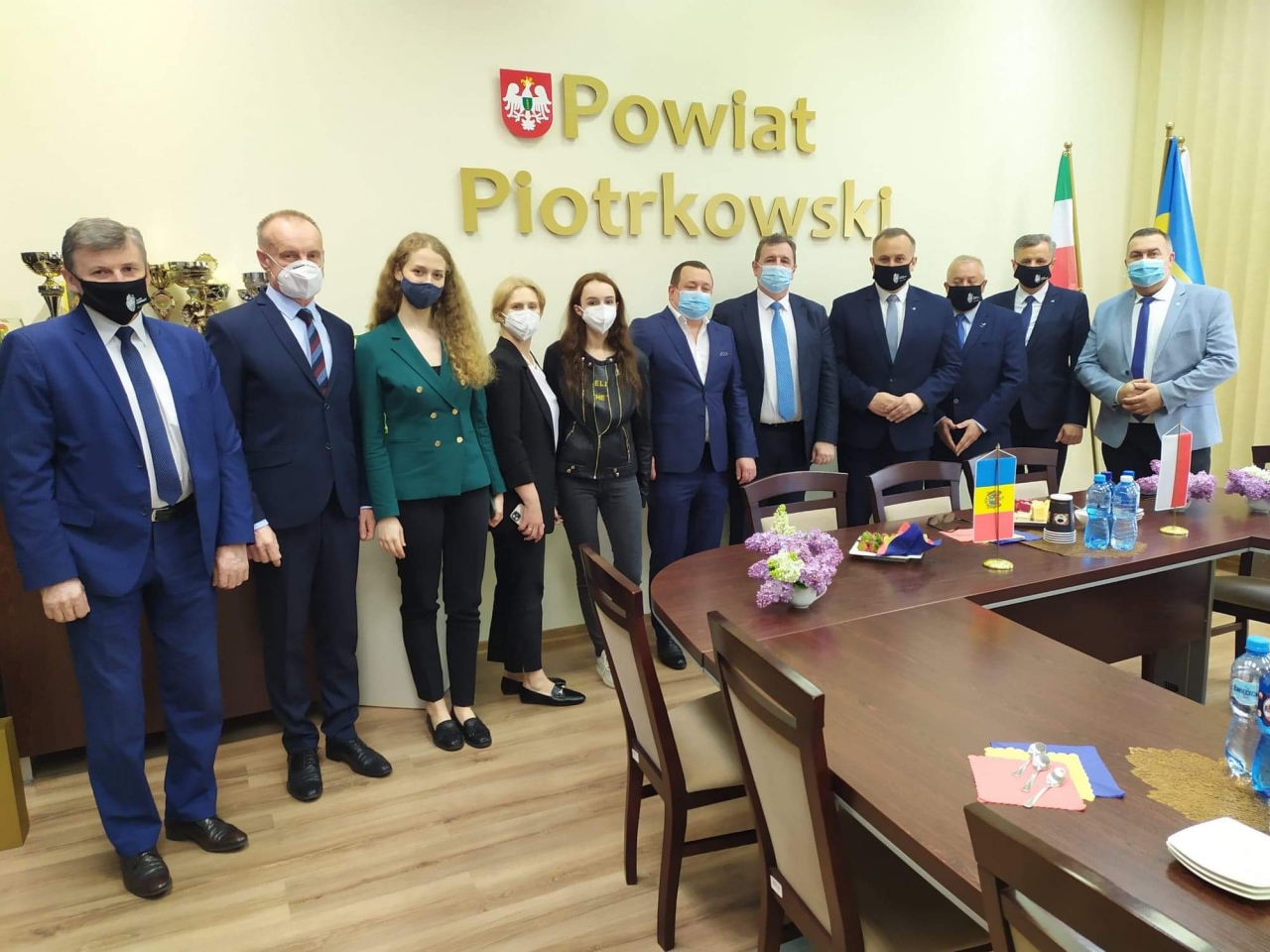 Wspólne zdjęcie delegacji mołdawskiej z władzami powiatu i zaproszonymi samorządowcami ziemi piotrkowskiej w Starostwie Powiatowym