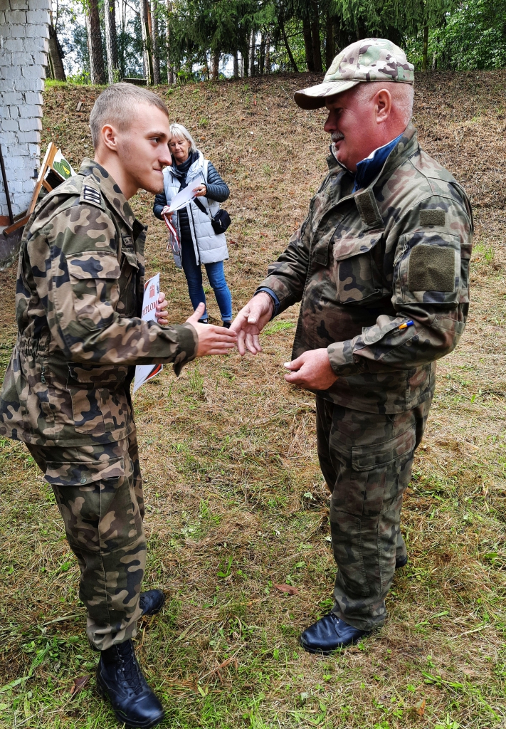 Uczniowie z Bujen podczas ceremonii wręczenia nagród