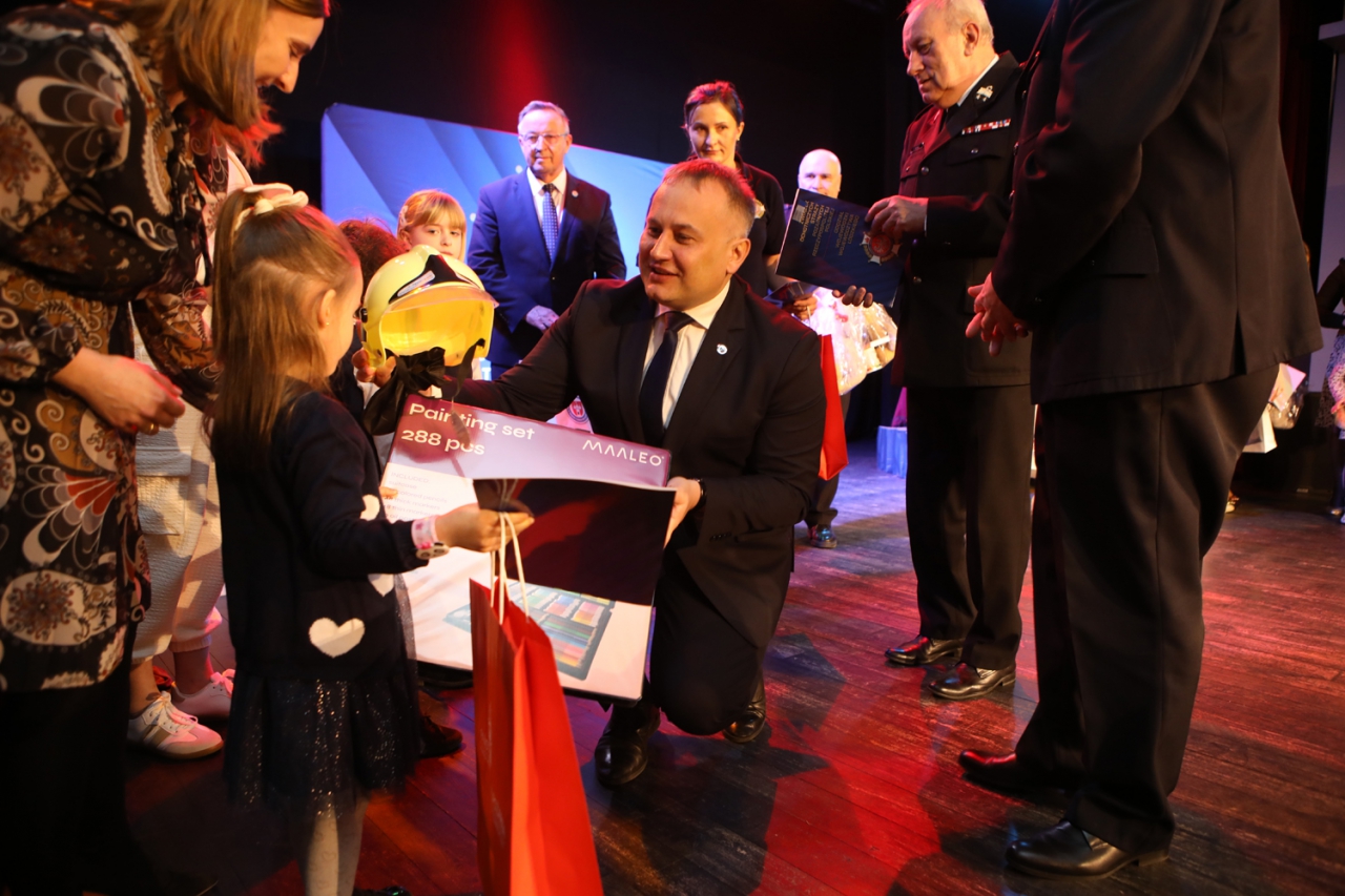Starosta wręcza nagrody laureatom konkursu plastycznego