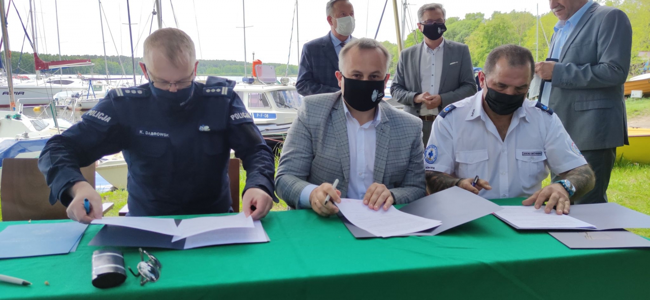 Nad Zalewem Sulejowskim Starosta wraz z przedstawicielem policji i WOPR podpisał porozumienie o wsparciu służb pracujących nad wodą