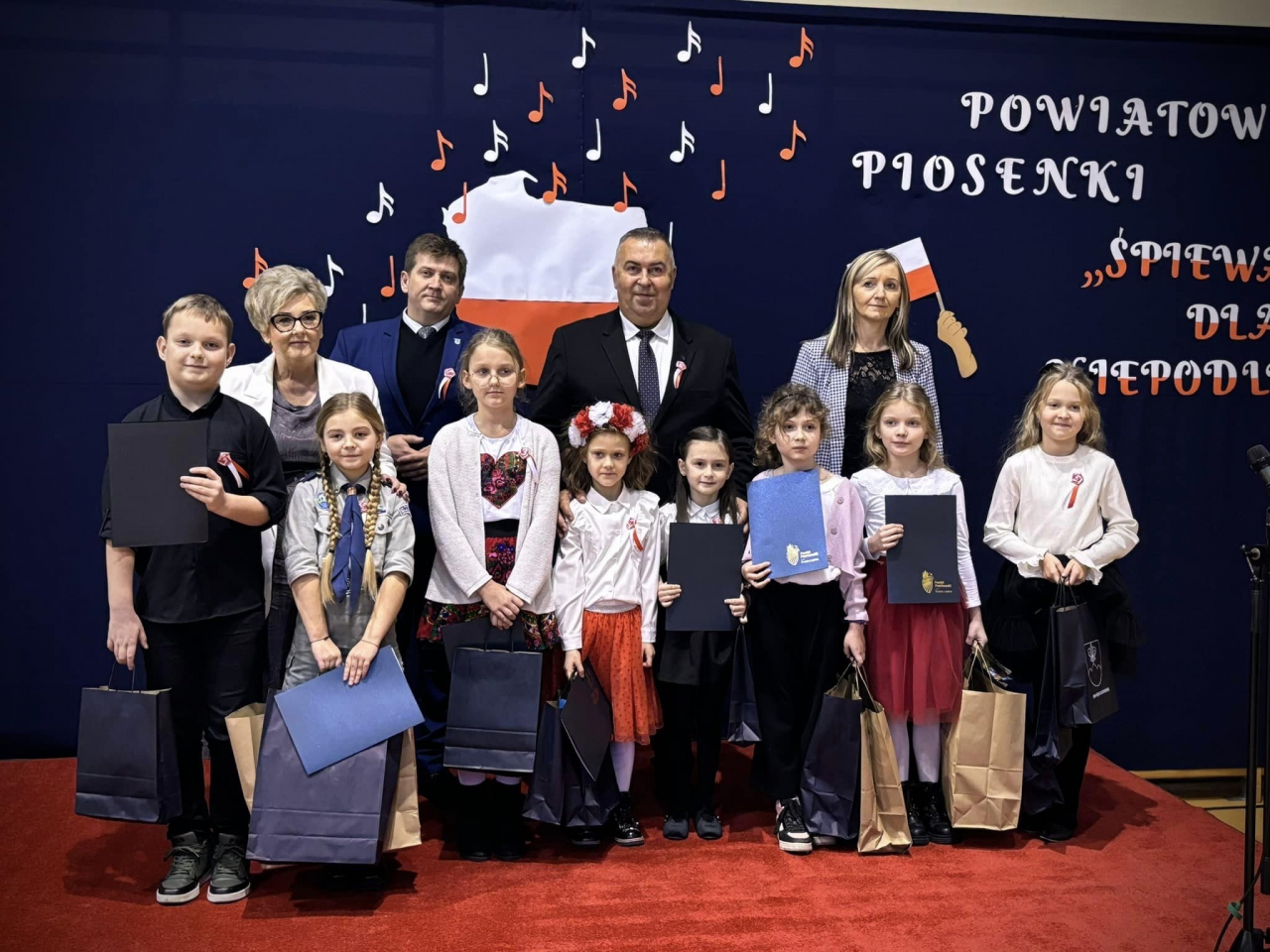 Laureaci konkursu wokalnego z nagrodami