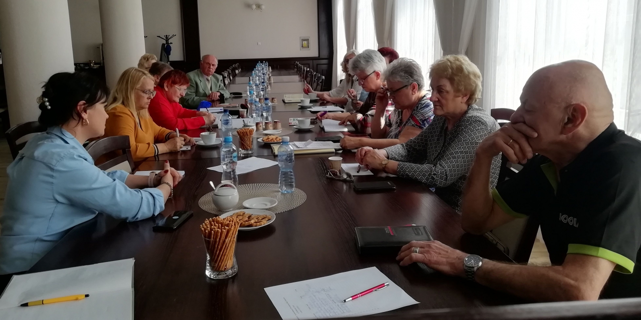 Członkowie Powiatowej Rady Seniorów podczas posiedzenia w Starostwie Powiatowym w Piotrkowie