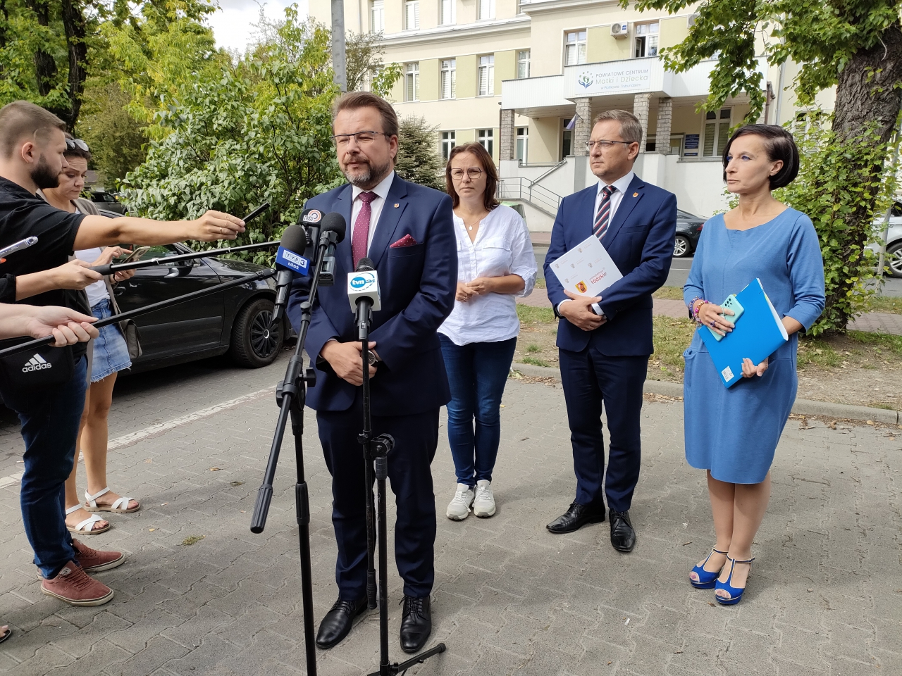 Przedstawiciele Samorządu Województwa podczas konferencji prasowej przed budynkiem Powiatowego Centrum Matki i Dziecka w Piotrkowie Tryb.