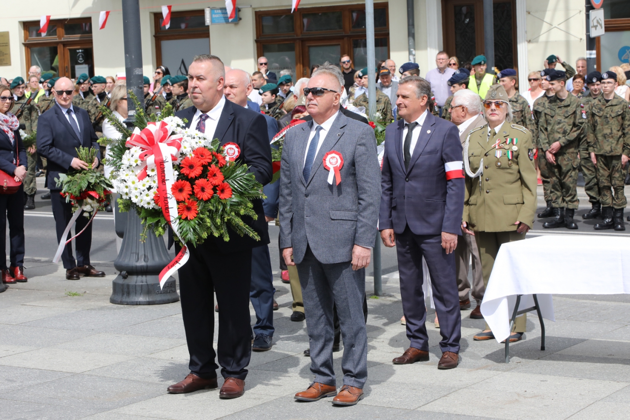 Starosta i Przewodniczący Rady z wiązanką kwiatów