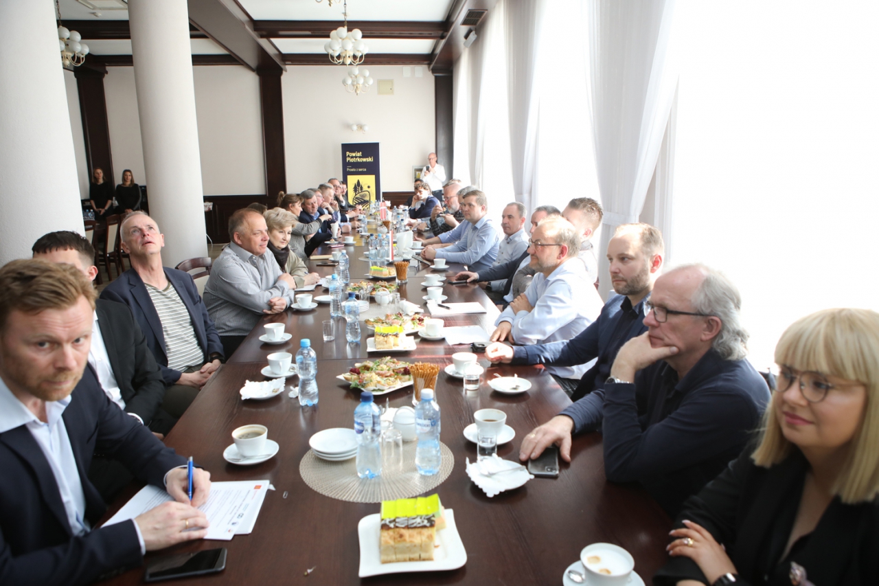 Goście z Dani siedzą przy stole w sali konferencyjnej Starostwa Powiatowego w Piotrkowie 