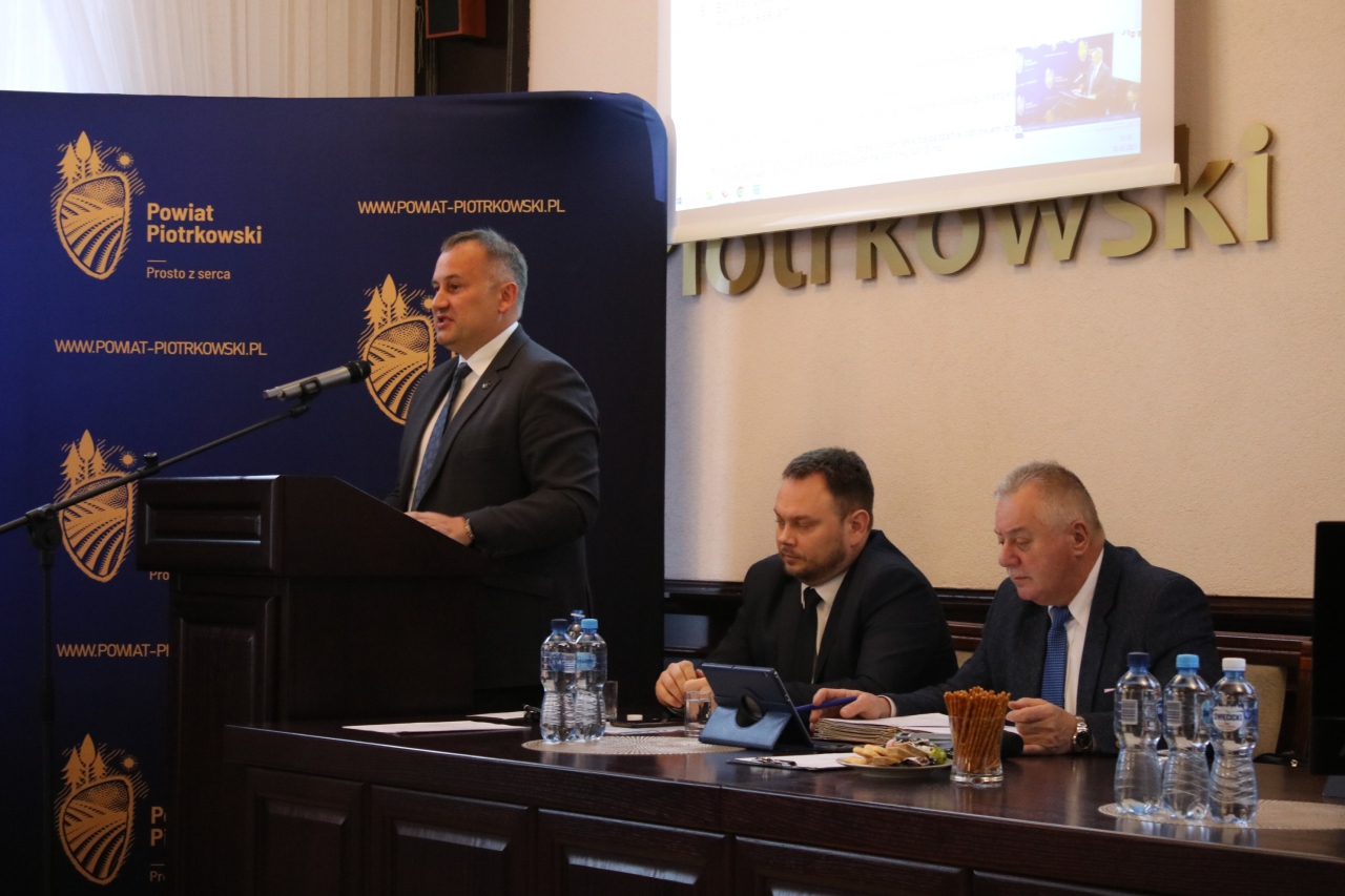 Starosta Piotr Wojtysiak znajduje się w sali konferencyjnej Starostwa. W tle logo powiat Piotrkowski prosto z serca.