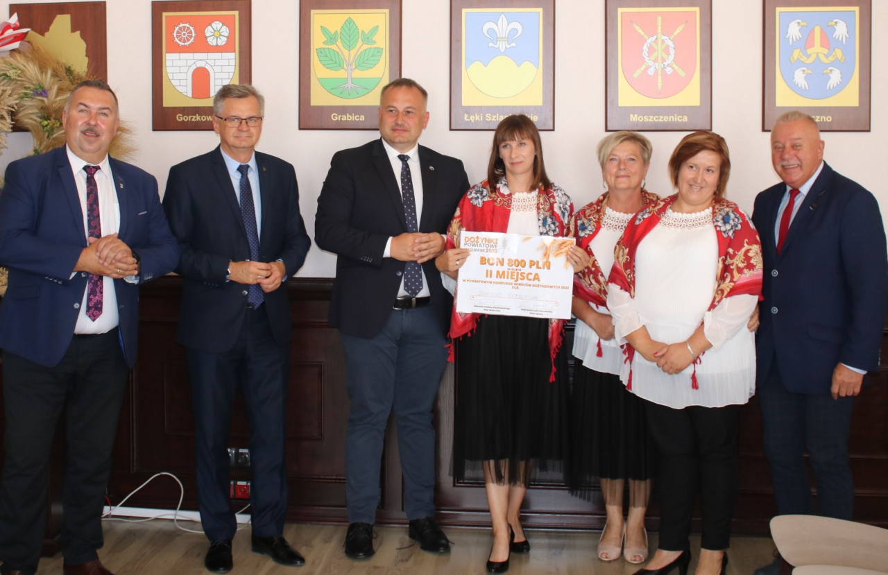 Gospodarze Dożynek Powiatowych w Łękach Szlacheckich wręczają podziękowania i nagrody dla uczestników wydarzenia