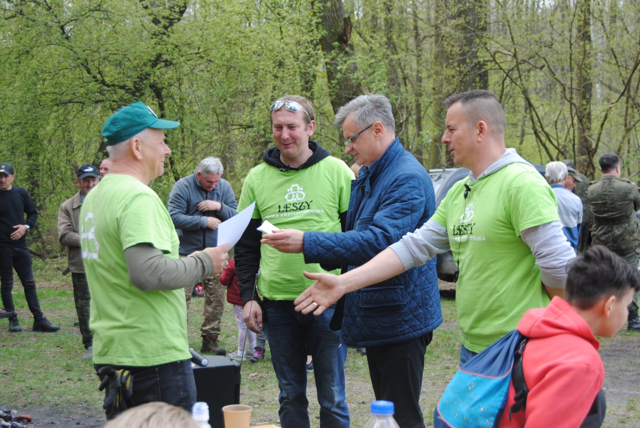 Wicestarosta Powiatu Dariusz Magacz wręczył uczestnikom akcji dyplomy i upominki