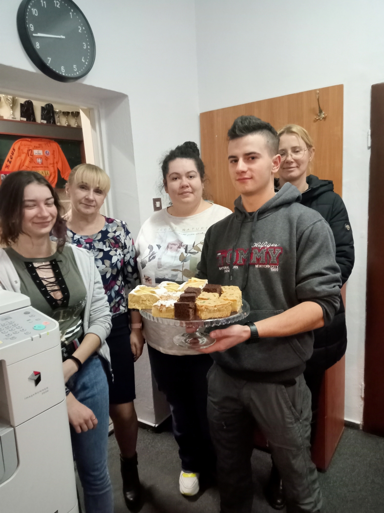 Ale pyszne ciacho - uczniowie z Bujen ze słodkościami