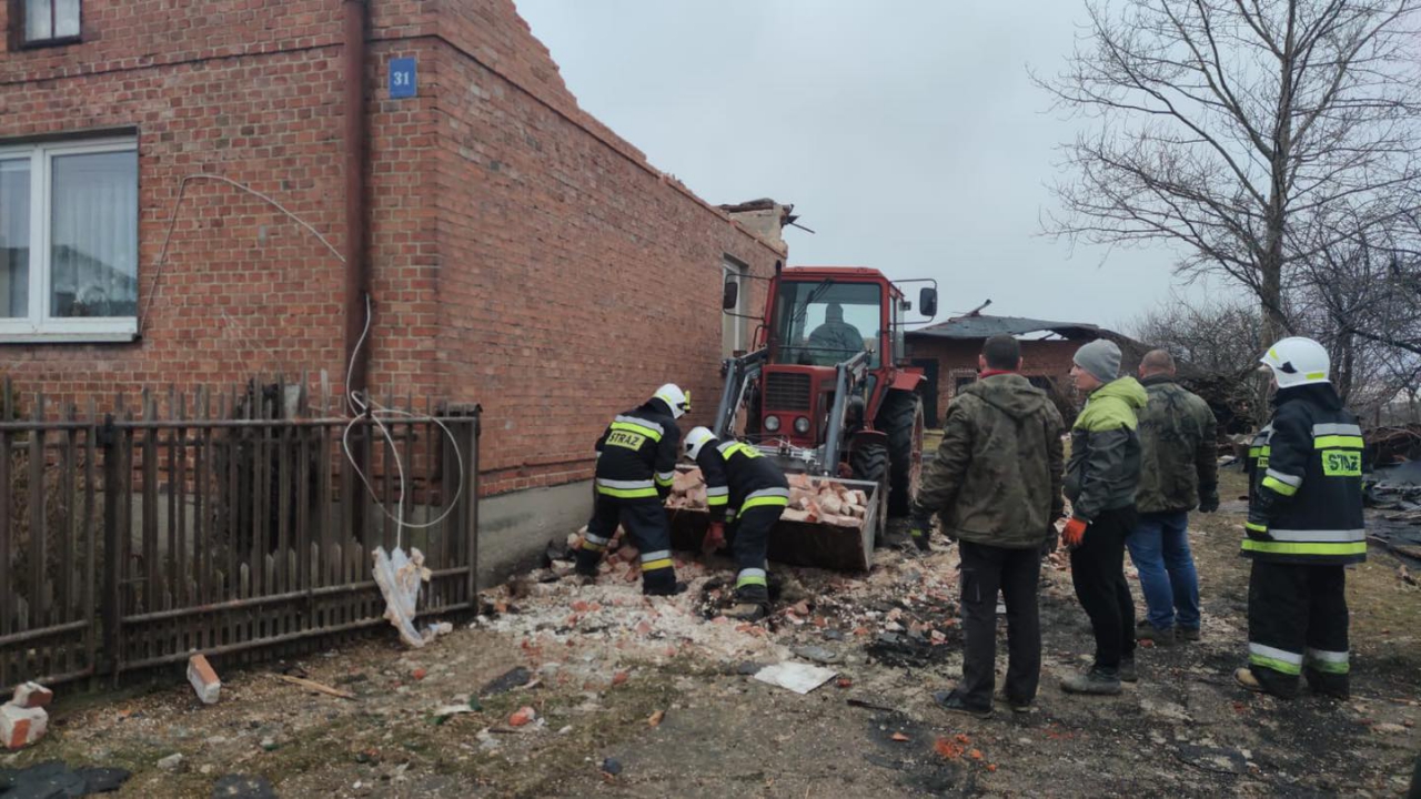 Strażacy usuwają zniszczenia jakich dokonał wiatr w Sierosławiu