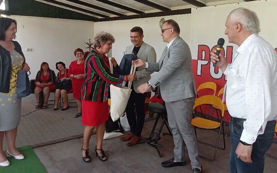 Wręczenie nagród uczestnikom wydarzenia przez Starostę Piotra Wojtysiaka i radną Dorotę Jankowską