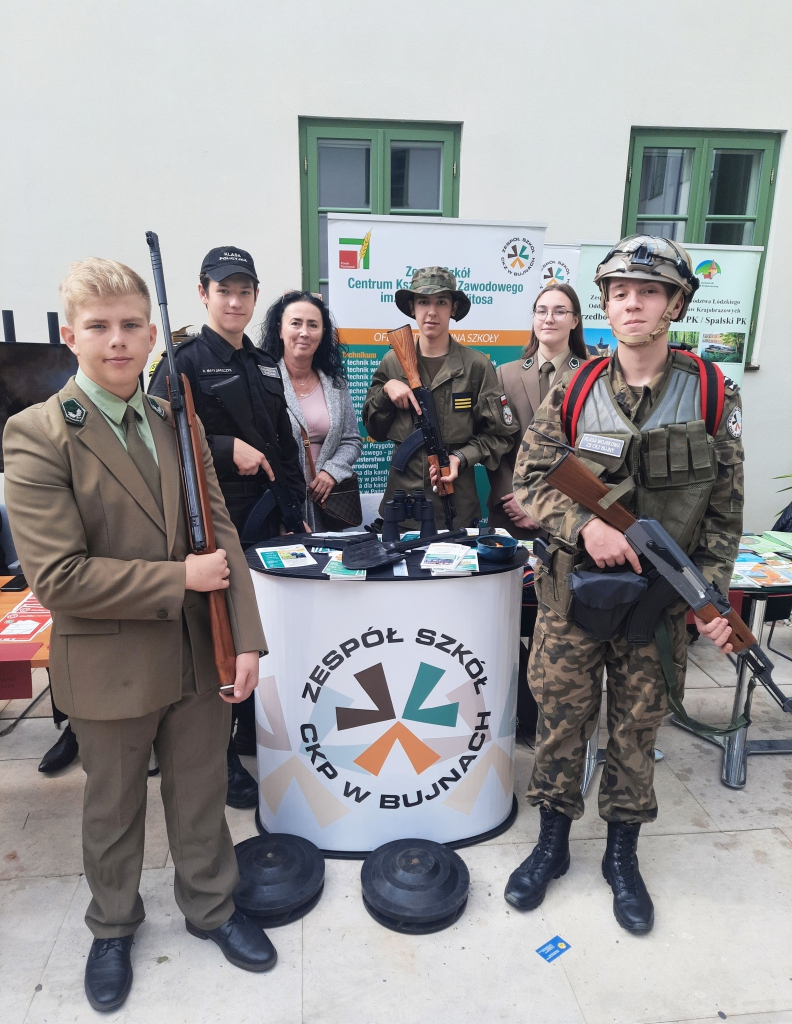 Umundurowani uczniowie z Bujen na Piotrkowskim Festiwalu Zawodów Mundurowych