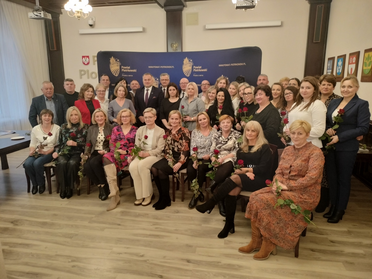 Pracownicy socjalni w sali konferencyjnej Starostwa