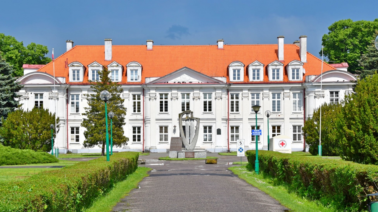 Budynek szkoły powiatowej w Wolborzu