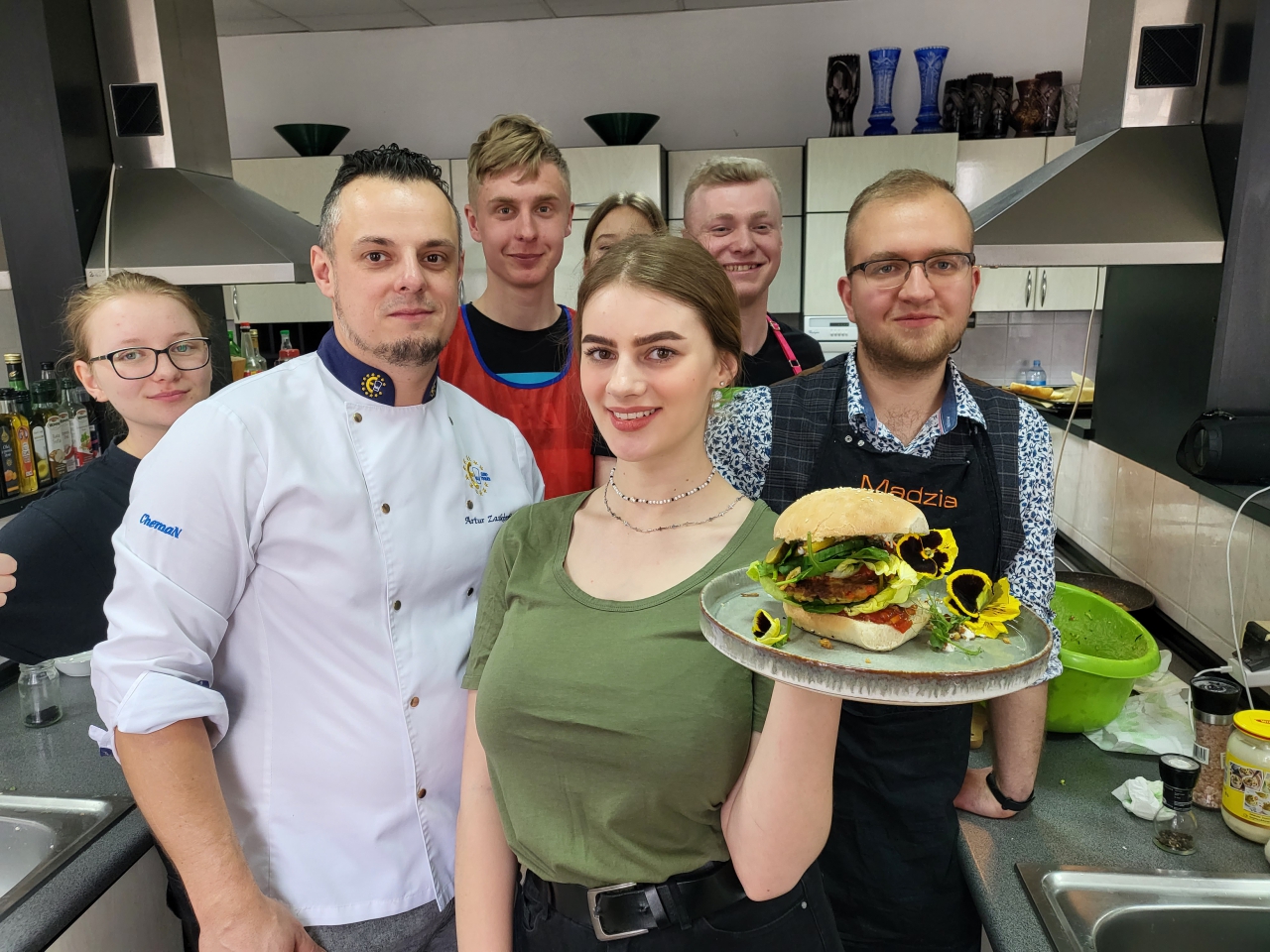 Wspólne gotowanie uczniów z Bujen z mistrzem Arturem Zaskórskim