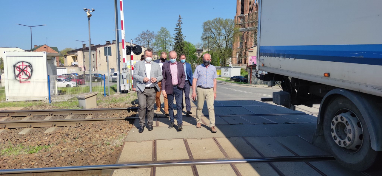Starosta Piotr Wojtysika wraz z wójtem gminy Gorzkowice Alojzym Włodarczykiem na przejeździe kolejowym w Gorzkowicach, gdzie planowana jest budowa tunelu