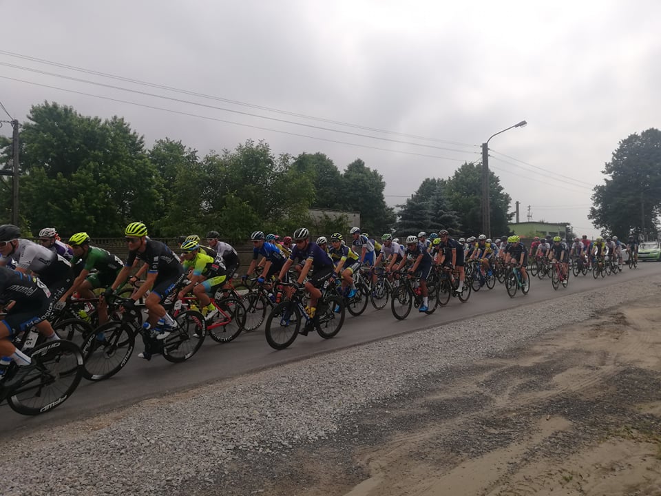 Przejeżdżający przez jedną z miejscowości Powiatu Piotrkowskiego peleton składający się z kilkudziesięciu kolarzy