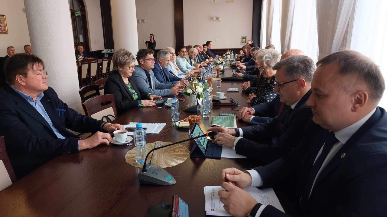 Władze Powiatu oraz uczestnicy sesji znajdują się w sali konferencyjnej Starostwa