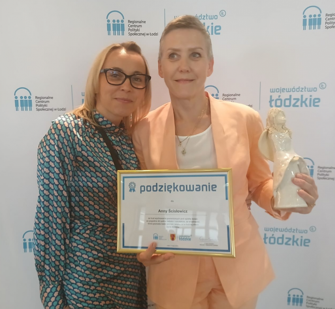 Pani Ania ze statuetką obok Pani Monika Hajniak