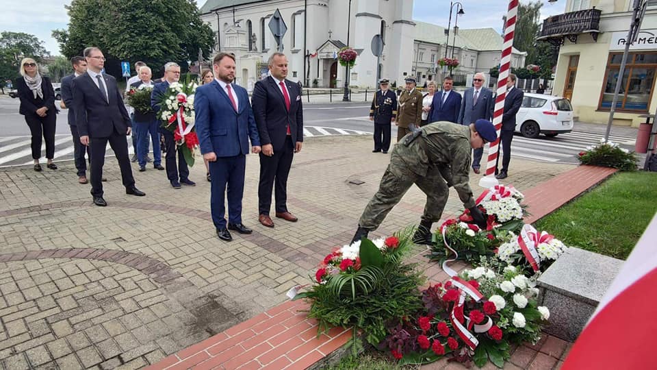 Starosta Piotr Wojtysiak oraz Wiceprzewodniczący Rady Powiatu w Piotrkowie Tryb Michał Szymański podczas uroczystości składania kwiatów.