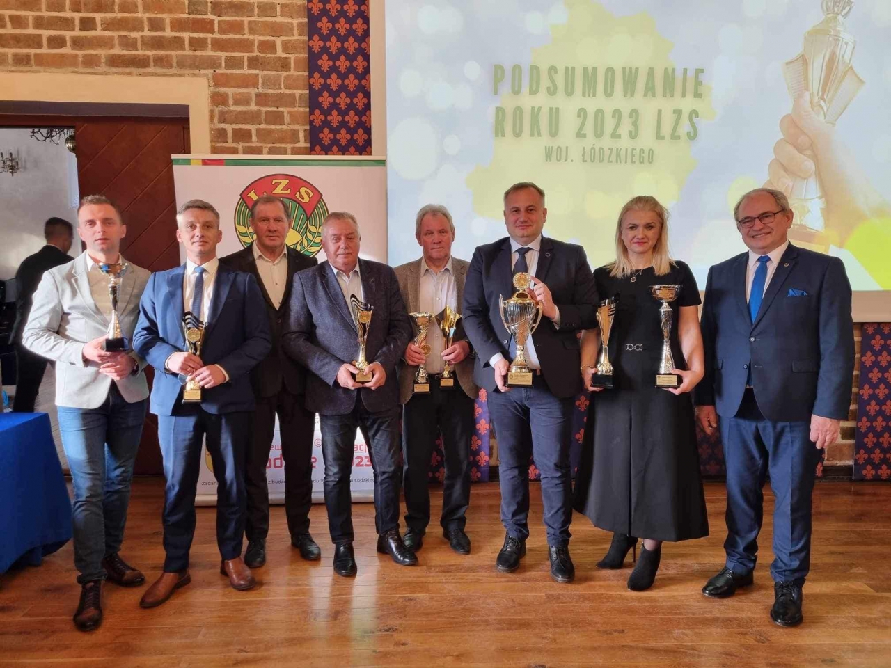 Zwycięzcy sportowej rywalizacji z pucharami