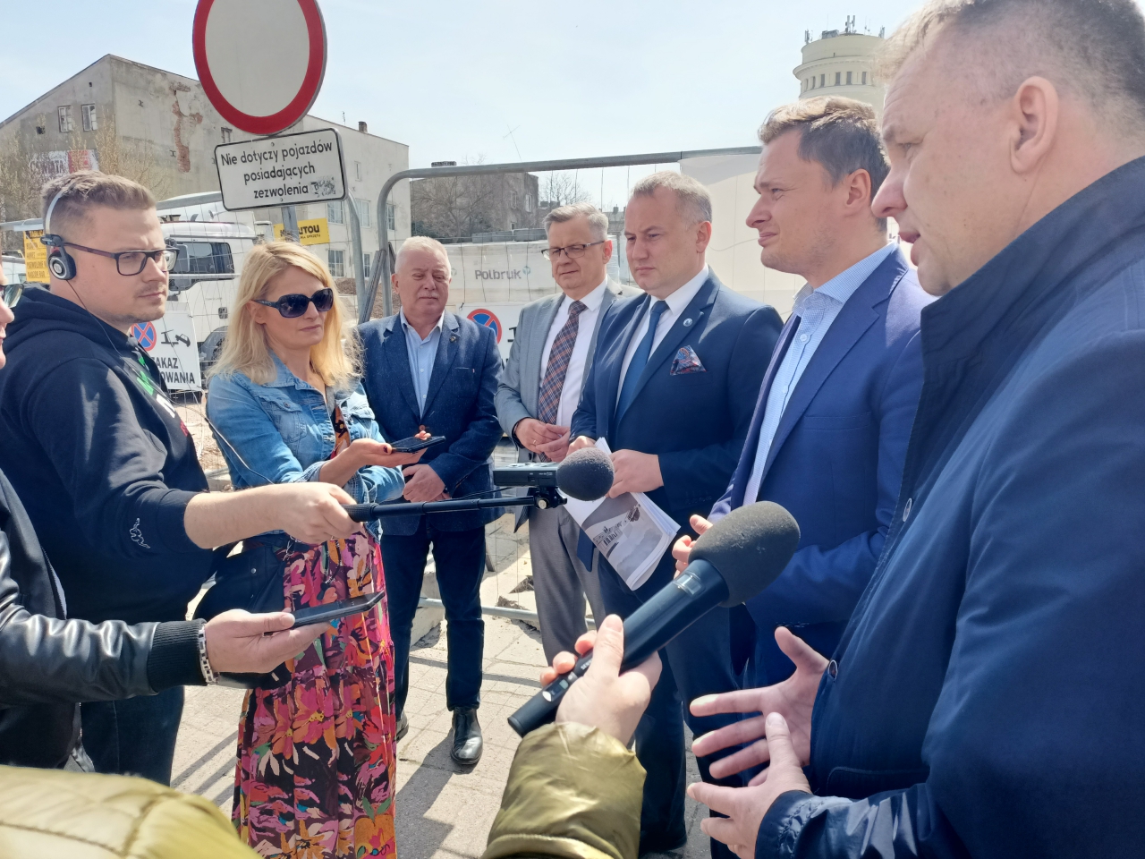 Uczestnicy konferencji prasowej przy dworcu PKS