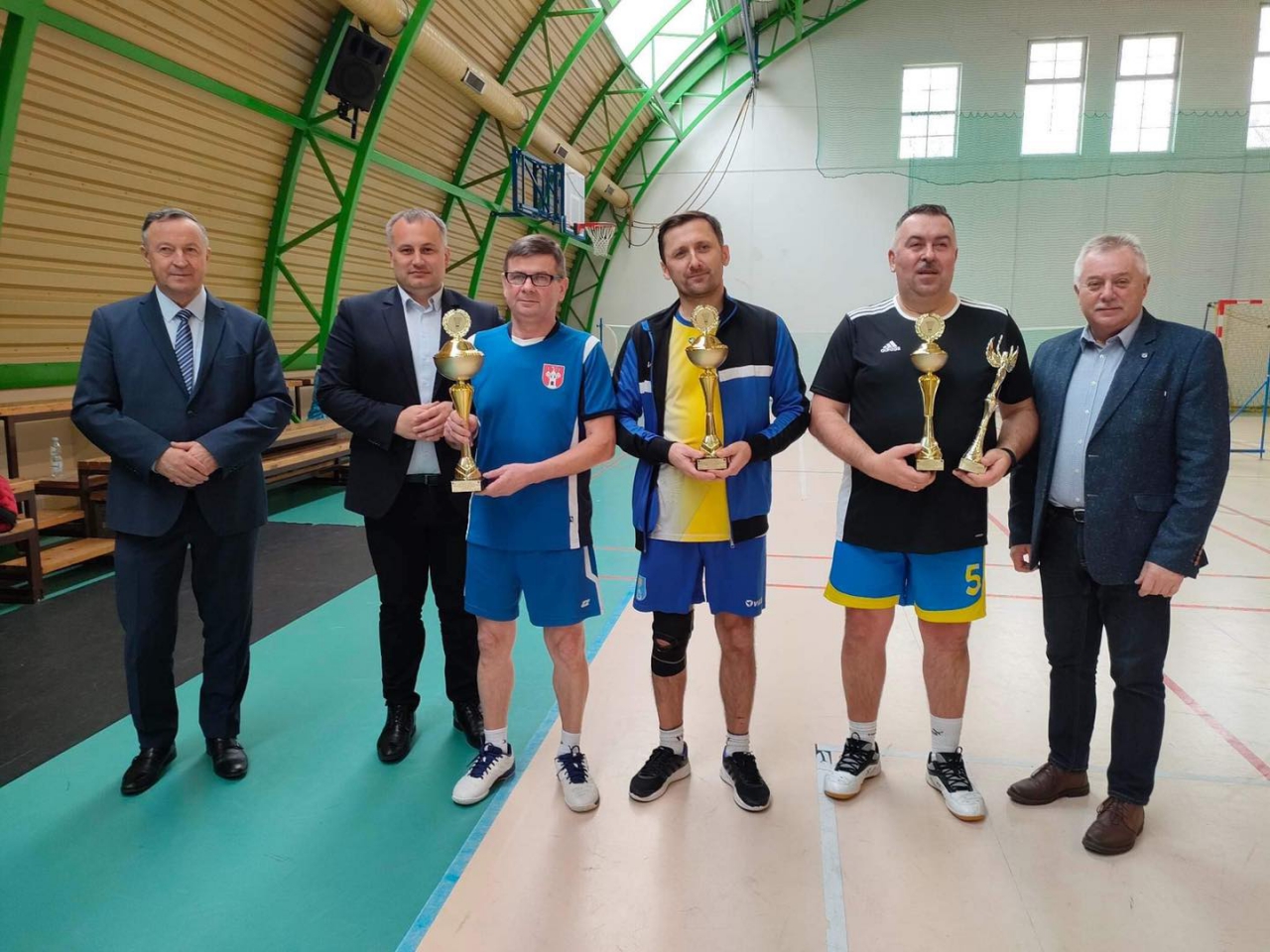 Starosta Piotr Wojtysiak oraz Przewodniczący Rady Bernard Matyszewski znajdują się w hali sportowej w Wolborzu ze zwycięzcami zawodów.