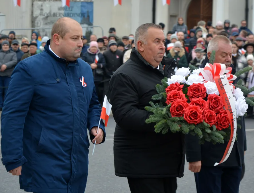 Władze powiatu składają kwiaty