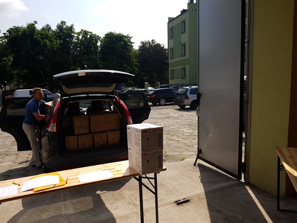 Środki zostały spakowane w samochód i zostaną dostraczone do POZ