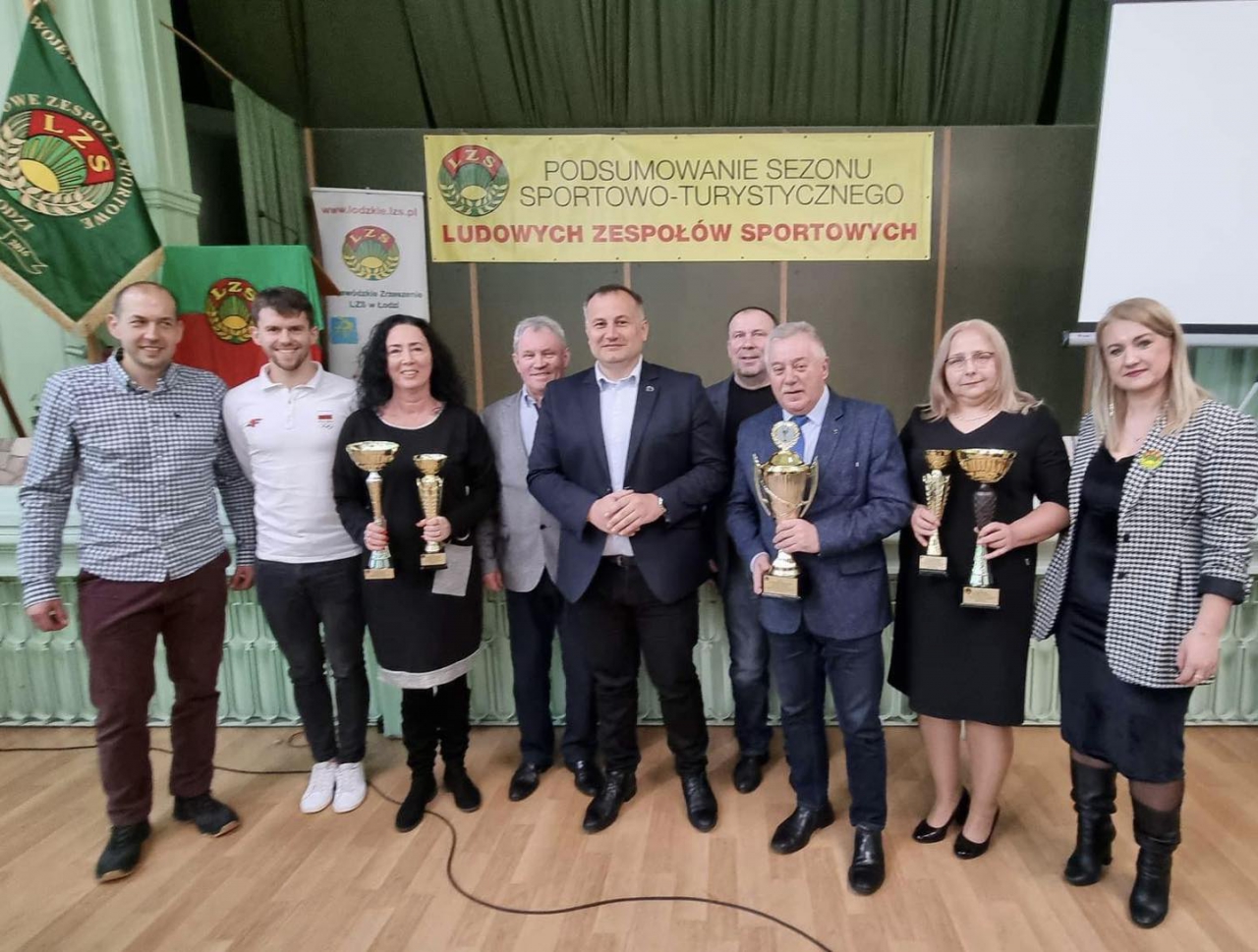 Władze powiatu na czele ze Starostą Piotrem Wojtysiakiem znajdują się w pomieszczeniu z uczestnikami podsumowania.