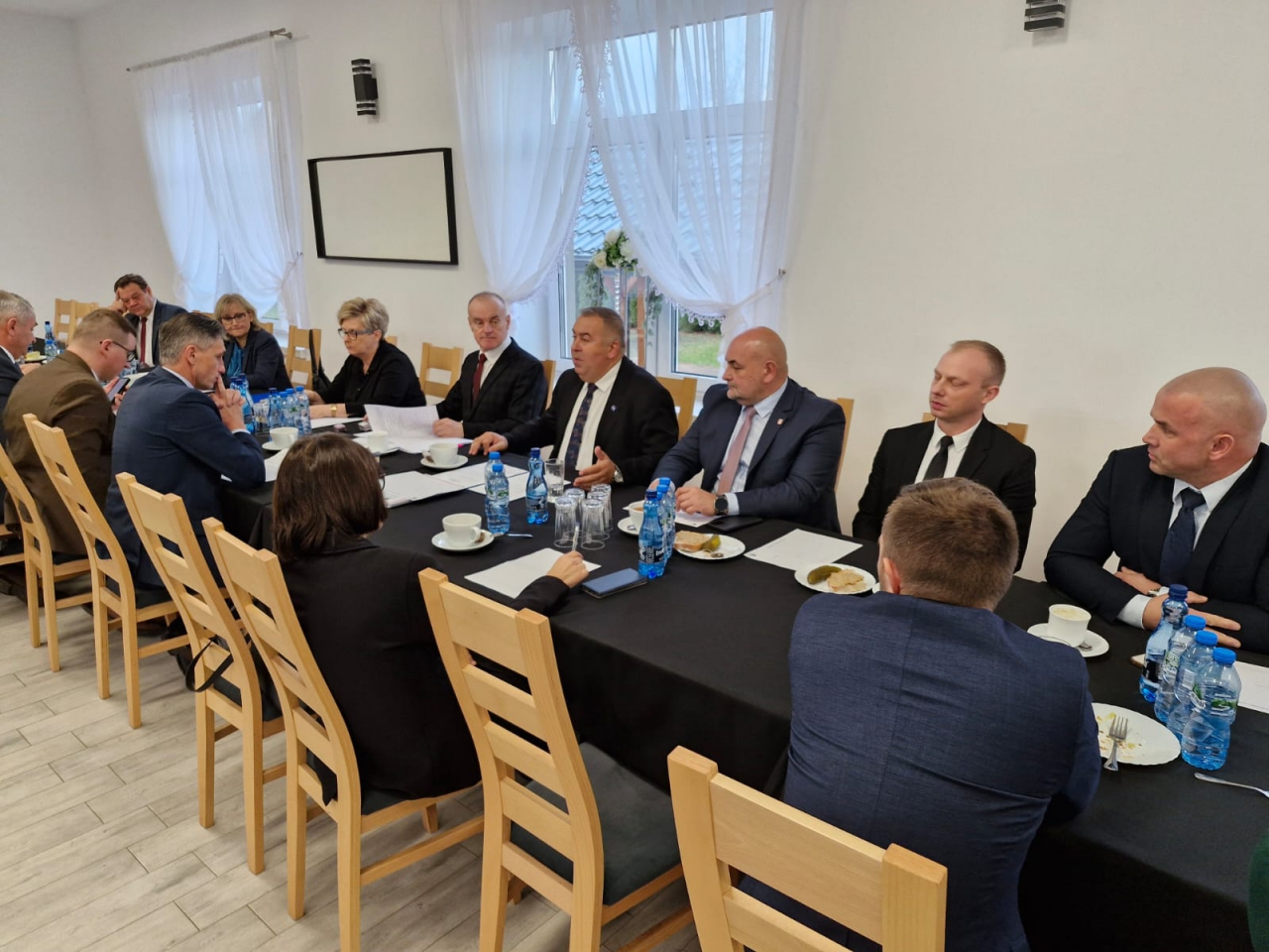 Uczestnicy konwentu siedzą przy stole