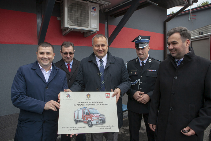 Samorządowcy z powiatu przekazują pojazd strażacki delegacji z Glodeni