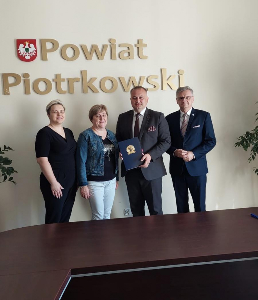 Władze Powiatu i Stowarzyszenia znajdują się w Sali konferencyjnej Starostwa. W tle napis Powiat Piotrkowski oraz herb Powiatu