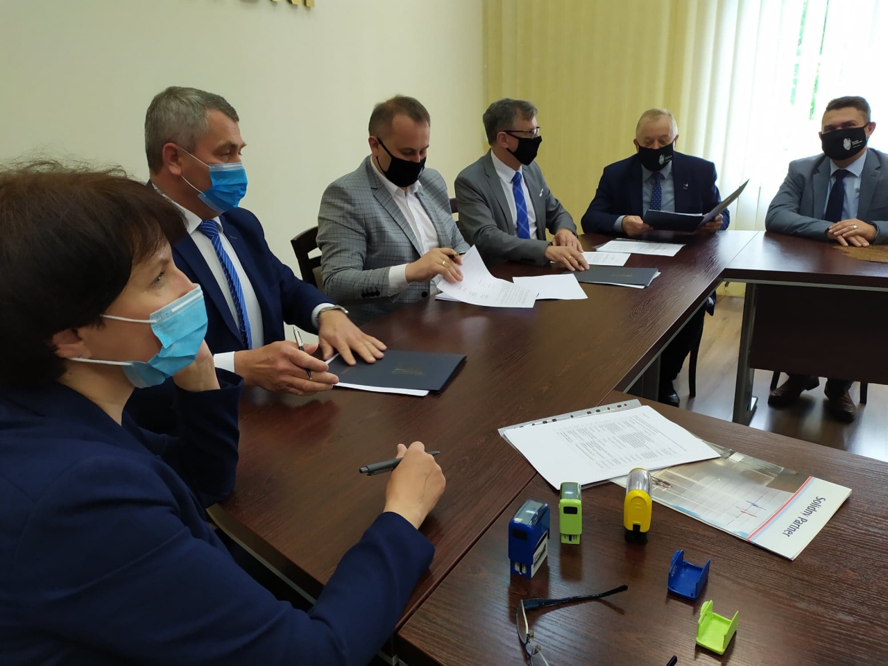 Władze Powiatu i Wójt Gminy Grabica podpisują umowę o powierzeniu Gminie szkoły w Szydłowie