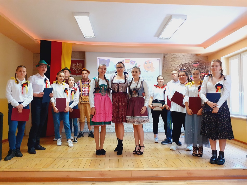 Uczniowie z Czarnocina występują na scenie