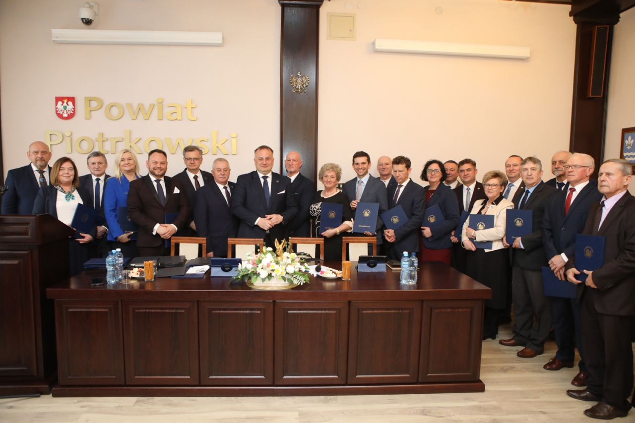 Radni Rady Powiatu w sali konferencyjnej Starostwa Powiatowego w Piotrkowie